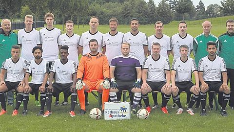 Bezirksligist ASV Sankt Augustin (von links, oben): Sportlicher Leiter Klaus Grosch, Bastian Rosauer, Lars Honnen, Stefan Schmitt, Edin Mujezinovic, Max Strajhar, Deniz Dogan, Kim Scheele, Abdi Oymah, Co-Trainer Ingo Scharnbacher, Spielertrainer Marco Knipp. Unten: Dominik Stange, Ahmed Karazehir, Inan Polat, Benjamin Primke, Norman Bittner, Niclas Salchow, Christoph Raths, Matin Sediqi. Foto: Bröhl