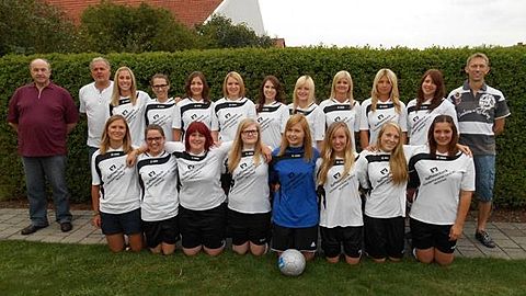 Hinten v. li nach re: Ernst Schilling, Reinhard Finkenzeller, Simone Schreier, Doris Majerka, Janina Pfeffer, Christine Pfannerstill, Alisa Ament, Sabrina Bölicke, Ramona Holzapfel, Nina Ottillinger, Nicole Reisinger, Alexander Müller.
Vorne v. li nach re.: Bettina Fichtner, Lisa Winkler, Anna Mayer, Laura Finkenzeller, Melanie Klatt, Elena Reeb, Lena Florian, Denise Kiescher.
Auf dem Foto fehlen: Stefanie Moritz, Bettina Schwertfirm, Franziska Aunkofer und Janina Karmainski