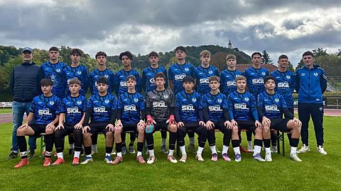 v. l. nach r. stehend: (Co-Trainer) Jürgen Baar, Raul Fomitescu, Maxim Baar, Julius Mende, Yusuf Yafari, Eris Bunjaku, Edib Nursheba, Salih Duranovic, Antoni Mazela, Leon Dedaj, Elias Richter, (Trainer) Lorent Dobruna
v. l. nach r. sitzend: Alexander Dengler, Ivano Pavlovic, Yunus Yafarzade, Manuel Markic, Luca Badry, Tri Truong, Alexander Kronewald, Alexander Otto, Eldi Miftari
Es fehlten: Milan Richard Veron, Nil Mehmeti, Elia Feix, 