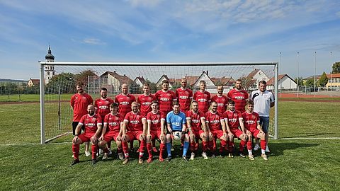oben v. l. n. r.: Co-Trainer Robin Bräuninger, Dominik Schmid, Franz Martin, Stefan Eggenmüller, Julian Rett, Christian Reiter, Michael Gnugesser, Patrick Reiter, Spielertrainer Hans-Peter Taglieber, Sportlicher Leiter Christoph Hofer
unten v. l. n. r.: Philipp Seiler, Samuel Thurian, Christian Schüle, Philipp Fieger, Julian Starnecker, Max Knoll, Julian Maiershofer, Julian Schmid, Finn Speicher