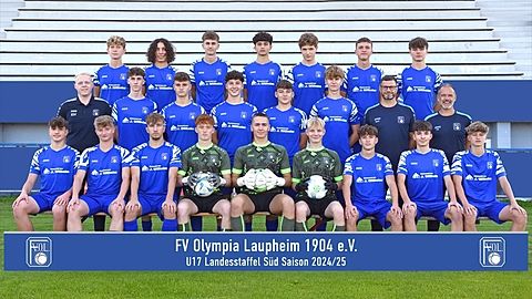 links nach rechts.
hinten: Schmid, Ramadan, Rot, Cebeci, Holland, Von Tirpitz, Jedud
Mitte: Hoffmann (Trainer), Gapp, Bochtler, Durst, Theisinger, Röhrig, Bodenmüller (Jugend-Leiter), Eiferle (Sportlicher-Leiter)
Vorne: Waßauer, Kaim, Schach, Hargesheimer, Benkovic, Schnitzer, Seyfert, Maier, Kaim
Es fehlen: Sarao, Städele, Doehring, Kaczmarek, Tempski, Amann