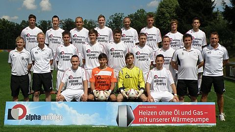 ASV-Team 2001/2011: Hintere Reihe von links: Patrik Gubitz, Alexander Fuchs, Jochen Hollfelder, Ricardo Persigehl, Hannes Sommerer, Philipp Schubert, Philipp Schmidt, Alexander Sack   –    Mittlere Reihe von links: Betreuer Christian Horter, Co-Trainer Heiko Richter, Martin Taschner, Frank Hahn, Dominik Hösch, Christian Goller, Timo Jahrsdörfer, TW-Trainer Matthias Kellner, Trainer Heiko Gröger    –    Vordere Reihe von links: Dominik Schorn, Sebastian Eck, Daniel Freiberger, Daniel Heißenstein     -     es fehlen: Johannes Veth, Johannes Eberlein, Michael Fuchs, Marco Hillemeier, Tobias Löhrlein, Spielleiter Mesut Kimiz