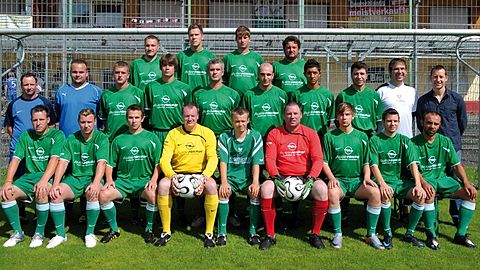 Hinten v.l.: Demel, Krause, Moosbauer, Renner.
Mitte v.l.: Hohmann (Trainer), Rudolf (Co-Trainer), Höhn, Leinert, Koser, Ayan, Ademov, Dogan, Laier (SpA), Dörn (SpA), Werschak (1. Vors.).
Vorne v.l.: Rembert, Rosenberg, Kayser, Scholl, Ihle, Wittmann, Kühne, Jirgal, Acar.          Foto: Lörz