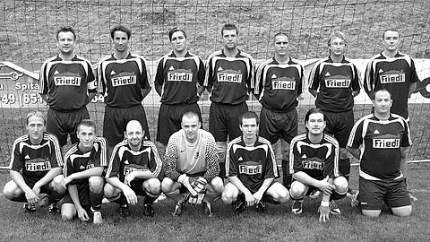 stehend v. l.: Torsten Pfeiffer, Uwe Röhrner, Christopher Jovanovic, Timo Eder, Günter Weirethmayer, Jürgen Penn, Tom Braumandl
knieend v. l.: Josef Mörtlbauer, Michael Henzel, Roman Fischer, Toni Kuster,   , Michael Seidl, Marco Ivic