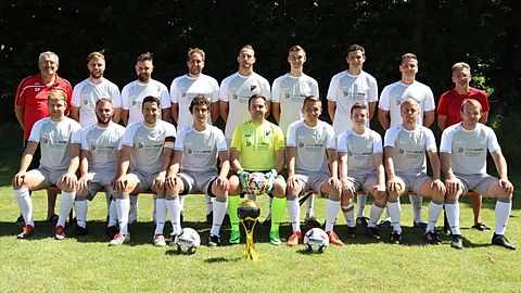 hinten v. links: Peter Stockmeier, Daniel Dollmann, Thomas Wieselsberger, Markus Stockmeier, Bastian Meyer, Maximilian Büttner, Christoph Wagensoner, Bastian Wittmann, Hans-Jürgen Pöschl
vorne v. links: Maximilian Schmidbauer, Stefan Schur, Patrick Stockmeier, Bastian Wagensoner, Christoph Stuhlfelner, Luis Wimmer, David Zormeier, Cornelius Grauschopf, Christoph Limmer