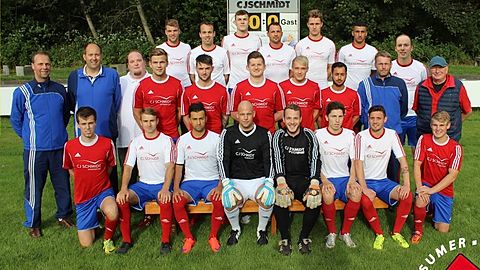 hinten v.l.n.r.: André Witthohn · Christian Herpel · Jasper Hansen · Benjamin Gielow · Manuel Lorenzen · Tarek Yassine · Fabian Wobig

Mitte v.l.n.r.: Physiotherapeut Bernd Friedrichsen · Fußball-Obmann Arne Strohscheer · Betreuer Boris Callsen · Bosse Wullenweber · Marcel Cornils · Dominik Braun · Luca Sander · Ferhat Alim · Trainer Olaf Thede · Liga-Manager Dieter Schleger

vorne v.l.n.r.: Tobias Wetzel · Kristian Gasko · Daraz Celik · Momme Reinhold · Chris Bielinski · Marc Koschenz · Daniel Hornburg · Henning Lorenzen

es fehlen: Maurice Sander · Patrick Slabik · Sebastian Steglich · David Strüning · Betreuer Peter Johannsen · Betreuer Ron Petersen
