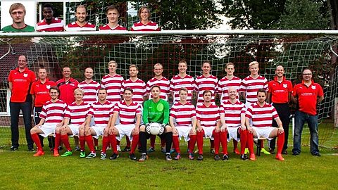 von oben links: Olaf Reiners (B), Stefan Kamper (B), Henning Hinnenkamp (Fussball-Obmann), Steffen Siekmeier, Matthias Müller, Hendrik Müller, Konstantin Müller, Gianluca Paß, Patrick Klöppel, Clas-David-Scholz, Jakob Stegmann, Jochen Thelker (Co-Trainer), Ralf Strätgen (Trainer)
von unten links: Michael Stockhowe, Lars Hackenberg, Vitali Neimann, Tobias Dues, Marcel Budde (T), Marian Barthold, Christoph Schippert, Kai Strohbecke, Michael Witzel

Es fehlen: Andre Gerlach (B), Julius Rauer (T), Tardeli Malungu, Simon Sievers + Samuel Rauer (beide Auslandsaufenthalt), Willi Drachenberg, Jan Gering

Foto: Marcel Schmidt
