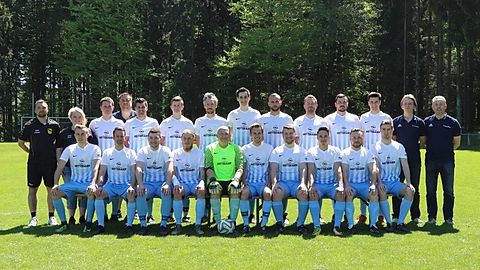 Stehend v.l.:
A. Becker(Trainer), D. Bechthold (Med.Abt.) J. Scheibein, U. Geier (Spielleiter), M. Leopold, T. Schäfer, A. Heckmann, N. Böhle, S. Schlär, E. Pierone, J. Schwing, Y. Cichy, M. Gaibler (2. Vorsitzender), M. Link (1. Vorsitzender)

Sitzend v.l.:
R. Geier, M. Rögner, J. Jordan, M. Albert, J. Meixner, A. Bianco, F. Schäfer, N. Schell, P. Höhne, N. Schäfer

Es fehlen:
C.(H.) Leier (Sportdirektor), M. Cichy (technischer Leiter), T. Pittner, D. Müller, T. Grimm, T. Geier, S. Link, D. Rechner, T. Herkert, A. Grimm,