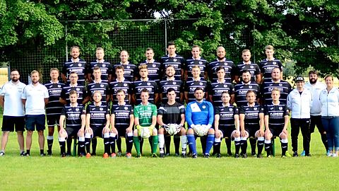 oben von links: Alexander Stich, Simon Tretter, Tobias Holzinger, Florian Eller, Christian Bauer, Florian Horn, Chad Williams, Rafael Söllner, Raphael Herold
Mittig von links: Co-Trainer Johannes Hasenfürter, Trainer Christian König, Christian Burger, Alexander Deyerl, Tim Burger, Johannes Wolf, Michael Dörfler, Constantin Wedlich (C), Thomas Reymann, Sebastian Braun, Patrick Bauer, Patrick Müller Spieler/Co-Trainer 2. Mannschaft, Johannes Demleitner Trainer 2. Mannschaft
untere Reihe von links: Christopher König, Rene Hupas, Fabian Göllner, Nico König, Thomas Brückner, Corbinian Wedlich, Stefan Riedl, Pascal Bundscherer, Jonas Harms, Betreuer 2. Mannschaft Tobias Küffner, Nadine Sturm

Es fehlt: Betreuer 1. Mannschaft Thomas Herrmann