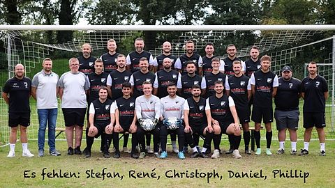 Reihe 1: Andreas, Samuel, Joel, Uzzi, Volkan, Robin
// Reihe 2: André, Guido, Tim, Jonas, Meris, Fabian, Tobias, Lukas, Lennart, Chris, Fabian, Flamur, Firat
// Reihe 3: Egzon, Oliver, Nenad, Giuliano, Andrej, Fabio, Ender, Mauri
// Es fehlen: Stefan, René, Christoph, Daniel, Phillip