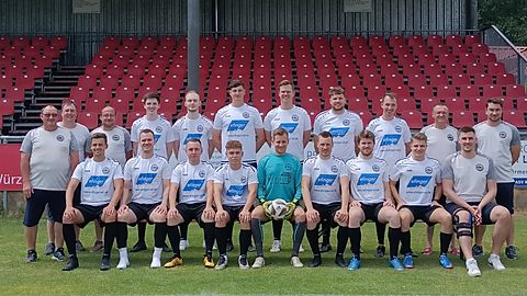 Hintere Reihe v. l. Betreuer Michale Elbert, Abteilungsleiter Jens Bausenwein, Trainer Denis Limp, Andreas Kütt, Michel Denne, Max Scheuplein, Til Posdzich, Dave Brueckl, Cedric Brueckl, Kassier Peter Fischer, Sportleiter Phillip Loew.
Vorderer Reihe v. l. David Koska, Felix Fischer, Max Abendschein, Maurice Jaksch, Christoher Füller, Co-Trainer Patrick, Lugert, FEbaian Pascu, Rene Regner.