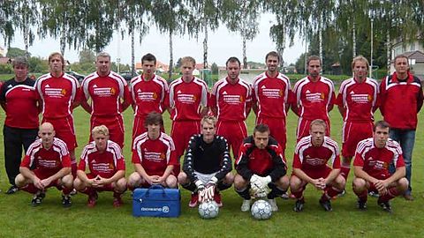 stehend von li.: Helmut Kluge (Mannschaftsbetreuer), Alois Bauer (Co-Trainer), Thomas Radlspeck, Ralf Bauer, Christian Apfelbeck, Andreas Pleintinger, Christian Löschel (Kapitän), Christian Langen, Rudi Eisenreich, Christian Voit (Spielertrainer), Joseph Röhrl (1. Vorstand), Anton Apfelbeck (Abteilungsleiter), kniend von li.: Manfred Beck, Oliver Baumann, Stefan Rockinger, Jo Wagner, Uli Stadler, Tobias Stadler, Thomas Pfeffer