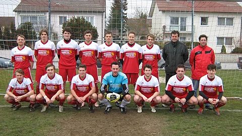 v.l.h: Krampfl Gerhard, Rockinger Florian, Riederer Daniel, Apfelbeck Christian, Fröstl Martin, Pleintinger Andreas, Hiergeist Christopher, Trainer Somogyi Tamas, Betreuer Obtmeier Thomas
v.lv: Baumann Oliver, Friedenberger Marco, Geier Daniel, Stoiber Klaus, Sander Thomas, Buss Andreas, Rockinger Stefan