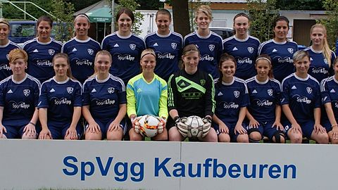 Das Landesliga-Team der Frauen in der Spielzeit 2016/2017 mit Coach Peter Feldbrügge (rechts) und Co-Trainerin Lisa Hansmann. Foto: Stefan Günter