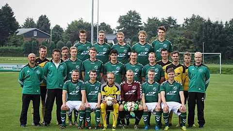 h. vl.: F. Tiedemann, Beeck, Behrens, Eicke, Wulff
m. vl.: Offt (Physio), Tanneberger, Cziok (Betreuer), Borucki, Kaspereit, Wruck, Salander, Buchholz, E. Tüxen, K. Tiedemann, Sobottka, O. Kunzmann, Wiechmann (Trainer)
v. vl.: Hahn, Kramhöft, B. Tüxen, Meyer, Schmidt, L. Kunzmann