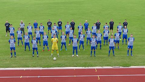 hintere Reihe von links nach rechts:

stellv. Vorsitzender Alexander Kolb, Torwarttrainer Friedhlem Brinkert, Vorsitzender Marco Strebel, Co-Trainer Mike Burdina, Tobias Körner (Spielausschuss), Gerd Bloch (Spielausschuss), Sascha Belener (Spielausschuss-Vorsitzender), Yannic Kuch (Spielausschuss), Jörg Christ (Physiotherapeut)

vierte Reihe von links nach rechts:

Fabian Stephan, Silas Bayer, Can Ernst, Sebastian Seebacher, Timon Buss, Jan Refior, Michel Boomgaarden, Leon Köhler, Roman Duminika

dritte Reihe von links nach rechts:

Lukas Buetschle, Florian Buetschle, Jakob Rust, Denis Doll, Lars Calmund, Luca Seitz, Thorsten Brinkert

zweite Reihe von links nach rechts:

Chris Streib, Till Ernst, Niklas Weigel, Florian Ziegler, Witold Szelag, Pascal Stadler

vordere Reihe von links nach rechts:

Witold Szelag, Haris Kresser, Lukas Bing, Sebastian Welz, Christian ‚Schäfer, Julian Wolf, Jonas Höhr