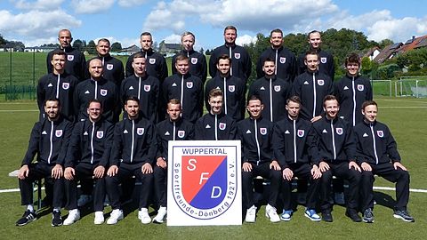Obere Reihe v.l.n.r.: Semih Sener, Marek Schymanowski, Jonas Kroll, Rolf Welkner, Patrick Hamel, Fabian Müllers, Luca Drecker
Mittlere Reihe v.l.n.r.: Nick Rehrmann, Christian Emde, Kevin Westerholz, Lars Sippli, Bastian Rohleder, Chris Dehn, Sam Breckwoldt, Roko Klisanin
Untere Reihe v.l.n.r.: Ayhan Akyazi, Danny Dehn, Christian Hogger, Jean-Pierre von der Schlippen, Maximilian Engel, Kai Duisberg, Jan Faßbender, Jonas Rode, Robin Pepke
Es fehlen: Marc Cordewener, Kai Andrik, Nils Beiten, Lukas Melzer, Niklas Hartwig, Pascal Kyczka, Joel Riechmann, Ali Abou Khalil