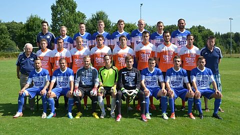 vorne v.l.: Oliver Meindlschmitt, Marcel Eck, Marcel Göller, Florian Amon, Roman Hochhalter, Marcel Kutzelmann, Dominic Rödig, Marco Mosig

mitte v.l.: Pankraz Dorn, Daniel Sousa, David Melsa, Thomas Finzel, Mirko Patzelt, Michael Fischer, Christian Reuß, Kevin Schmitt, André Wagner, Abteilungsleiter Charly Zieglowski

hinten v.l. Spielleiter Thomas Schmitt, Daniel Feulner, Julian Schonert, Michael Kutzelmann, Marco Hofmann, Patrick Jameson, Pascal Seidelmann, Spielertrainer Daniel Nöth

Es fehlen: Lukas Kachelmann und Philipp Stark