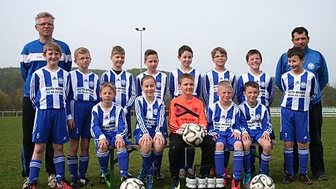 Hintere Reihe (v.l.): Co- Trainer Andreas Hoffmann, Hannes Schröter, Paul Hoffmann, Mads Kolbe, Leon Kaufhold, Jonas Hitzing, Markus Merker, Maurice Koch, Oskar Rüdiger, Trainer Thomas Schneider
Vordere Reihe (v.l.): Renè Schneider, Nele Wiese, Yannis Kirchhoff, Jeremy Winter, Gianluca Dockhorn