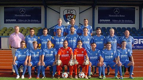 obere Reihe von links: Robin Brand, Andreas Streubel, Benjamin Wagner
mittlere Reihe von links: Frank Weike (Hauptsponsor/stellvertretender Vereinsvorsitzender), Daniel Wohllebe (Trainer), Julian Adam, Nico Merseburger, Marcus Hausmann, Rico Engler, Oliver Kurzbach, Ingmar Nehring (Co-Trainer), Tom Rietzschel (Teammanager)
untere Reihe von links: Christoph Jackisch, Sebastian Kieback, Stefan Tröger, Jan Evers, Dennis Friedrich, Robert Sommer, Shqipdon Hashani, Kevin Wiegner
es fehlen: Kay Wünsche (Torwart-Trainer), Hannelore Lessig (Masseuse), Alexander Kunert, Stephan Knoof, Michel Schwarz, Mirko Dietrich