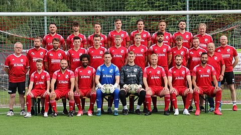 Hintere Reihe: Maurice Schwenk, Elias Hoffmann, Johannes Roßfeld, Marcel Ecker, Nicolas Jobst, André Dalphin, Valdrin Dakaj, Betreuer Hans Misiorny

Mittlere Reihe: Finanzvorstand Karl-Heinz Müller, Sportvorstand Tobias Saar, Trainer Sebastian Kleer, Luca Sesar, Jonas Holzweissig, Philip Platte, Bono Marjanovic, Lukas Schido, Physio Nico Kmoch, Vorstand Verwaltung Günter Schmitt, Physio Björn Wagner

Sitzend: Tim Müller, Andreas Zimmermann, Ricardo Hamann, Dennis Lissmann, Constantin Lorang, Albert Becker, Max Rupp, Murat Adiguezel

Es fehlen auf dem Bild: Co-Trainer Thomas Schneider, Thomas Selensky