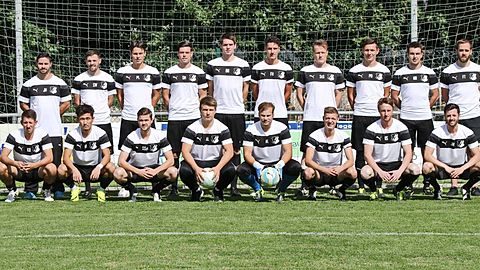 obere Reihe, von links nach rechts:
Jonas Hauch (Betreuer), Steven Wenzel, Peter Lauer (Co-Spielertrainer), Dennis Herrmann, Benedikt Buchmann, Fabian Hübschen, Steen Sinast (Spielführer), Pascal Dellwo, Norman Rauguth (2. Spielführer), Florian Thome (Betreuer)
untere Reihe, von links nach rechts:
Kevin Bies (DJ), Masahiko Ito, Steffen Schommer (Spielertrainer), Alexander Laqua, Marc Lauer (Spielertrainer), Marcel Fischer, Rudolf Schneider, Julian Wenzel
es fehlen: Uwe Hoff (Betreuer), Maximilian Luy, Tomasz Dziadzik