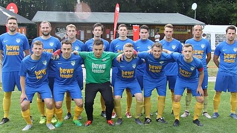 li. oben: Christopher Hermann, Dimitri Wagner, Niklas Zinndorf, Johann Götz, Eduard Stephan, Niklas Halle, Adrian Jukovic, Alen Skrijelj, Florian Dempewolf (Trainer)

li. unten: Elias Frink, Bastian Vorländer, Jan Philipp Beck, Waldemar Berger, Asmir Koliji, Wilhelm Scharf