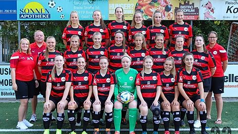 oben links Mieke Renken, Liza Seelemeyer, Jennifer Dierks, Janine Krettek, Svea Pieritz, Louisa Hollmann
mitte links Lena Kemmeries, Jonny Peters, Tessa Voßkuhl, Emily Walczak, Elice Arndt, Alina Wieting, Kristin Mählmann, Josephine Schnibbe, Kerstin Busse,Laura Ruck, Isabel Krummacker
unten links Kerryn Heise, Carina Bakenhus,Sarah Helmts, Aylin Helmts, Lisa Schau, Lara Wessels, Deniz Kocatas
es fehlen Jasmin Heisig und Selina Schinkel