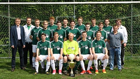 hinten v.l.:1. Vorsitzender Klemens Wesselmann,Trainer Andreas Kröger, Daniel Koop,Andreas Ostermann,Leon Heitmann,Jannes Ostermann,Markus Wesselmann,Nils Doberer,Paul Schnieders
mitte v.l.:Willem Dreesen,Marvin Brandewie,Frederik Schnieders,Enrico Neumann,Claus Koperra,Obmann Dirk Anneken
vorne v.l.:Marcel Münchow,Mirco Witte,Markus Jansen,Eric Wesselmann,Hendrik Wesselmann
fehlend:Luca Abeln,Thorsten Willoh