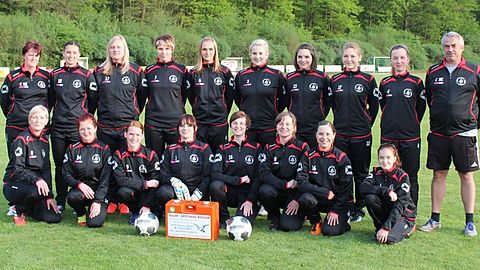 hintere Reihe v.l.: 	Corinne Hoffmann Ehrlich (Mannschaftsleiterin), Kim-Alena Aßmann, Karolin Uhlig, Nancy Kaufmann, Lara Ehrlich, Julia Heidrich, Nicole Ritter, Christin Jakob, Luisa Volkmer, Ralph Thiele (Trainer)
vordere Reihe v.l.: 	Melanie Mietzke, Liza Marie Ehrlich, Sarah Storch, Claudia Chigner, Maria Jakob, Nicole Schütz, Anne Bruder, Emily Richter-Riediger
es fehlen: 	Diana Mokroß, Mandy Mattis