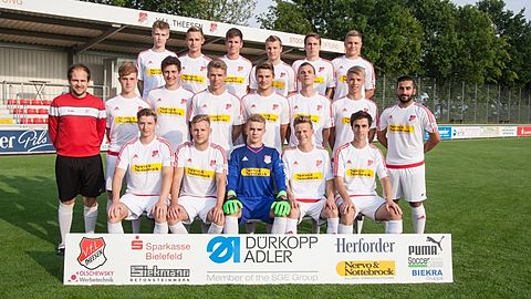 h.v.l: Niklas Lange, Yannik Eckhardt, Luke Neumann, Niklas Weiser, Felix Rathert, Paul Opiela
m.v.l.: Jens Horstmann, Paul Neu, Fintan Knappe, Max Riechmann, Pascal Vorderbrügge, Nico Sander, Timo Traphöner, Gihdar Awsee
v.v.l.: Marc Varel, Tony Schönfeld, Jan Stellbrink, Marcel Schachtsiek, Carlo Kosok