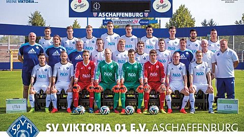 Bayernliga Nord 2014/15 - SV Viktoria 01 e.V. Aschaffenburg

Hinten v. l.: Marius Diwersi, Jonas Fritsch, Florian Pieper, Mike Kirchner, Arwed Kellner, Giulio Fiordellisi, Max Ertler, Abassin Alikhil, Luis Stadtmüller
Mitte v. l.: Eric Rasp (Co. &amp; Torwart-Trainer), Slobodan Komljenovic (Trainer), Stefan Schmidt (Betreuer), Johannes Gerhart, Roberto Desch, Yannick Franz, Daniel Cheron, Udo Kraus (Masseur), Dr. Thomas Dreyer (Mannschaftsarzt), Karlheinz Klug (Teammanager)
Vorne v. l.: Daniele Toch, Björn Schnitzer, Thomas Rumel, Stefan Steigerwald, Nemanja Saula, Peter Neuberger, Dennis Löhr, Simon Schmidt (Kapitän)
Es fehlen: Faruk Arslan, Vanessa Aurich (Physiotherapeutin), Kevin da Silva, Zamir Daudi, Florian Haith, Alban Lekaj, Atilla Yilmaz