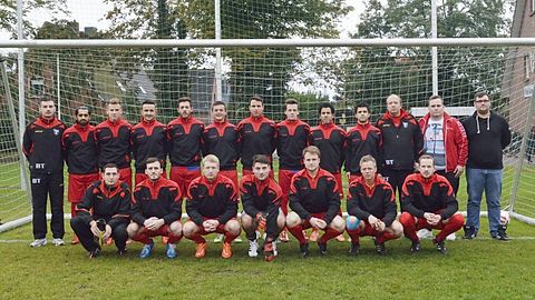 Von links:Christian Wenzel, Amend Berisha, Pascal Weddermann, Alper Özcelik, Ole Uphoff, Andrej Lang, Özkan Dag, Andreas Handschuh, Seyithan Aldemir, Seyhmus Aldemir, Carsten Krause, Michael Wagner, Stefan Wagner. 
Unten v.l.:Dieter Osterkamp, Ahmad Alhaj, Mike Müller, Marcel Wies, Christian Rinnert, Jan Engels, Andreas Jungmann.