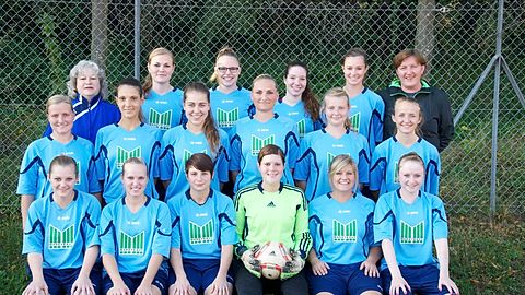 Hintere Reihe v.l.n.r.: Silvia Büche (2. Vorstand), Nadine Wilhelm, Saskia Berner, Vivienne Beha, Sabine Ortstein, Mariola Kaluza (Trainerin)
Mittlere Reihe v.l.n.r.: Paulina Sommerhalter, Dragana Prculj, Leonie Amann, Melanie Wilhelm, Marlen Budach, Rosa Hermet
Vordere Reihe v.l.n.r.: Svenja Stamm, Anne Sommerhalter, Nadja Stammler, Gina Tritschler, Lisa Schneider-Grätsch, Carmen Höferlin
Auf dem Bild fehlen: Paola Weiß