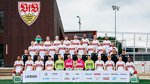 VfB Maskottchen Fritzle, Ermedin Demirovic, Finn Jeltsch, Ameen Al-Dakhil, Jeff Chabot, Dan - Axel Zagadou, Atakan Karazor, Josha Vagnoman (4. Reihe v.li.) Chris Fuehrich, Maximilian Mittelstaedt, Angelo Stiller, Luca Jaquez, Yannik Keitel, Jamie Leweling, Pascal Stenzel, Deniz Undav, Enzo Millot (3. Reihe v.li.) Spielanalyst Jasper Smets, Chefanalytiker Marcus Fregin, Spielanalyst Jan Schimpchen, Performance Manager Florian Mohr, Praeventivtrainer Martin Franz, Techniktrainer Nathaniel Nate Weiss, Athletiktrainer Dr. Andre Filipovic, Matthias Schiffers, Torwarttrainer Steffen Krebs, Co-Trainer Malik Fathi, Trainer Sebastian Hoeness (2. Reihe v.li.) Lorenz Assignon, Noah Darvich, Nikolas Nartey, Mirza Catovic, Torwart Florian Hellstern, Torwart Fabian Bredlow, Torwart Alexander Nuebel, Torwart Stefan Drljaca, Ramon Hendriks, Lazar Jovanovic, Leonidas Stergiou und Justin Diehl (1. Reihe v.li.)