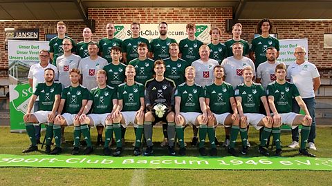 h.R.v.l.n.r.: Marvin Bloom, Simon Chapman, Fabian Jäger, Malte Albers, David Scholz, Hendrik Thale, Tom Wenzel, Peter Marx, Ben Lübbers
m.R.v.l.n.r.: Jürgen Oberbossel (Fußballobmann), Manuel Wildemann (Torwarttrainer), Frank Schulte (Betreuer), Gen Zejnulahi, Lars Hense, Felix Jansen, Werner Schulte (Betreuer), Kai Wachhorst (Betreuer), Andreas Hüsken (Trainer), Reinhard Deermann (1. Vorsitzender)
v.R.v.l.n.r.: Johannes Baumtrog, Nicolas Ricke, Bastian Kroner, Benjamin Kramer, Lukas Schoo, Luca Kroner, Marius Wemker, Jannik Bloom, Simon Hutmacher