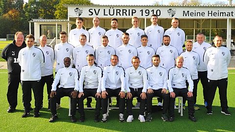 hintere Reihe von links: Sandro Santos Ferreira, Nico Königs, Yilmaz Topcu, Florian Haupts, Mirko Subasic, Danny Molls.

mittlere Reihe von links: Vorsitzender Andreas Zimmermann, Trainer Dominik Pasculli, Betreuer Jürgen Geuskens, Ricardo Martinez Ros, Kapitän Nico Hermanns, Sebastian Brahtz, Qlirim Cubaj, Batuhan Yildirim, Tahir Molliqaj, Physio Janik Kupschus, Torwart-Trainer Heinz Wittkopf, Co-Trainer Thorsten Paulsen.

vordere Reihe von links: Dieuveille Mangaya-Twadela, Philipp Kremer, Marc Ferfers, Tim Bekkers, Adel Hanifa, Tobias Busch.

es fehlen: Yannick Müller, Ardi Shala, Sven Hackler, Lars Winkels, Sascha Büttgenbach.