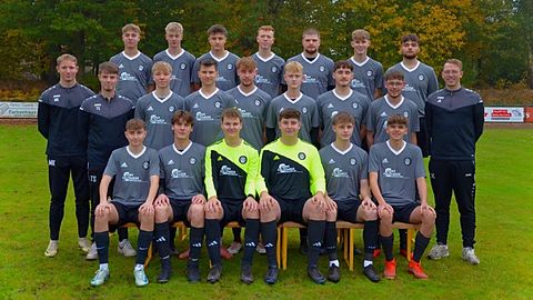 Untere Reihe (l nach r): Henry Stahl, Tom Goldsweer, Elian Wraga, Bastian Meibers, Justin Brechters
Mittlere Reihe (l nach r): Marvin Kassens, Tim Stricker, Niklas Möhlenkamp, Paul Borgmann, Lennard Kordes, Joost Jansen, Christian Hibert, Jannis Lindemann, Jonas Kröger
Obere Reihe (l nach r): Henrik Stindt, Maxi Eilers, Alex Martin, Noah Kröger, Tomke Neumann, Ben Schute, Hamza Camoglu