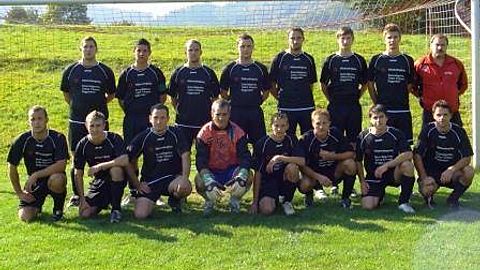 v. l. stehend. Christian Weber, Rene Erber, Hans-Jürgen Kagerbauer, Günter Gürster, Michael Freisinger, Christian Zißlsberger, Roman Geiss, Kay Reichert.
v.l. kniend: Christian Weinberger, Alex Zimmer, Christian Liebl, Richard Schwer, Dennis Seredin, Markus Heigl, Werner Chodil, Avni Qeriqi