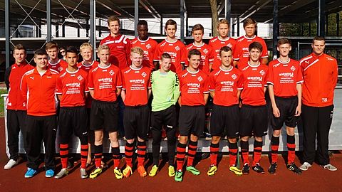 v.o.l.: Jakob Kunde, Cleophass Busulwa,Christian Wolf, Max Taubmann(C)
Jonas Taubmann, David Stolle.
M.v.l.: Trainer Daniel Mansfeld, Hannes Haunhorst, Benedickt- Finn Ditz.
v.u.l.: Dario Italiano, Kevin, Elbert, Leonhard Joppisch, Felix- Willi Both, Lucas Piepmeier(TW), Niklas Braun, Leon Rolwes, Julian Radtke, Henner Haunhorst, Trainer Tim Beckemeier