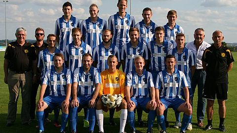 stehend hinten v.l. Thomas Plankl, Andreas Urlbauer, Christian von Hasselbach, Arthur Hillier, Thomas Kremhöller; stehend Mitte v.l. 2. Vorstand Günter Mailhammer, Abteilungsleiter Daniel Kiermeier, Michael Scheibel, Matthias Riesinger, Michael Öllinger, Dominic Hackl, Florian Rauch, Severin Friedenberger, 1. Vorstand Rudi Emmer, Trainer Reinhard Leberfing; sitzend v.l. Andreas Hölzl, Karl Stöckl, Andreas Baumgartner, Matthias Anetsberger, Thomas Simmerl