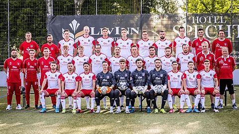 oberste Reihe (v.l.):
Toni Tkalcec, Ali Korkmaz, Elmin Heric, Maurice Haar, Florian Usein, Julian Trapp, Marko Onucka, Dino Dzaferoski, Christian Silaj, Eyüp Cosgun, Daniel Dukic

mittlere Reihe (v.l.):
Sebastian Tyrala, Florian Bartel, Sven Thormann, Lennart Decker, Mats Brämer, Andre Witt, Migel-Max Schmeling, Jonas Telschow, Sezer Toy, Luka Bosnjak, Kevin Großkreutz, Jörg Tendahl, Mike Sengutta

unterste Reihe (v.l.):
Ervin Catic, Denis Ramadan, Ilias Anan, Ricardo Seifried, Cedric Golbig, Joshua Mroß, Constantin Scholl, Ibrahim Das, Duje Goles, Nico Thier

es fehlen:
Felix Schiffer, Sebastian Mützel, Philipp Rößler, Ilker Algan