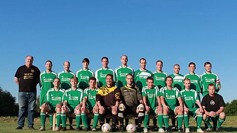 stehend von links: Peter Siebert (Betreuer), Daniel Schröter, Erik Robitzsch, Philipp Kawe, Dennis Gießer, Marco Eyrich, Fabian Hädrich, Ole Brüchmann, André Schmidt, Sebastian Bartels, Philipp Linnenkohl (Kapitän)
Es fehlen: Daniel Reese, Daniel Oesterheld, Sebastian Hildebrand
sitzend von links: Tobias Hildmann, Timo Risch, Michael Stahl (Co-Trainer), Norbert Wiegand (2. Torwart), Sascha Meise, Rafael Reese, André Zyskowski, Sebastian Schimkowiak, Frank Hüge (Trainer)