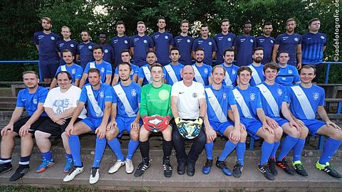 2.Mannschaft:
vordere Reihe, von links nach rechts: Timo Heller, Trainer Sebastian Oberbillig, Stephan Minden, Maik Rudolph, Yannik Hunold, Ralf Gieche, Malte Hemsing, Matthis Schäfer, Maximilian Späth, Leon Geibel
mittlere Reihe, von links nach rechts: Andre Lenz, Andreas Häusler, Dennis Hermesdorf, Dennis Rieder, Mohammed Almohammadi, Alexander Wegner, Alexander Paul, Tim Schwenk, Betreuer Benjamin Marx
hintere Reihe, von links nach rechts: Christian Altmaier, Stefan Züfle, Jan Conrad, Abdoulaye Diogo Diallo, Justus Jeibmann, Rene Ferreira da Rocha, Timo Schenten, Eric Geldmacher, Tobias Weyres, Lorenz Stein, Nim'aan Farah Sahil, Daniel Kasperek, Daniel Schmitt, Oliver Sollner