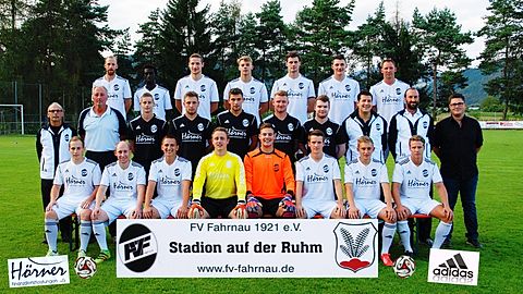 3. Reihe von links: Benjamin Imbery, Haggi Camara, Stefan Bühn, Merlin Flieder, Tim Greiner, Sven Greiner, Jens Berlinghof.
2. Reihe von links: Betreuer Jochen Sutter, Trainer Joachim Trautwein, Dirk Wehrer, Michael Leisinger, Florian Leisinger, Eduard Hinkel, Dominik Meier, Co-Trainer Ramon Philipp, Torwart-Trainer Benjamin Schlageter, 1. Vorsitzender Mark Leimgruber
1. Reihe von links: Kevin Walteich, Tobias Walteich, Dominik Trefzer, Kevin Kraus, Mirco Wehrle, Johannes Donkel, Ralf Senn, Markus Huber.
Es fehlen: Maximilian Detterbeck, Robert Maier, David Brutschin, Marc Dörflinger, Hakan Sari