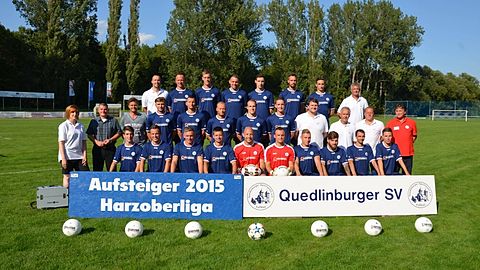 obere Reihe v.l.n.r.: Präsident Christian Kliefoth, Dennis Myzk, Tino Schindler, Thomas Kleist, Marvin Steller, Marcus Brenner, Erik Brahmann, Torwarttrainer Thomas Werny

mittlere Reihe v.l.n.r: Physiotherapeutin Susi Albrecht, Vize-Präsident Uwe Biermann, Abteilungsleiter Rene Hamann, Roman Wegert, Sven Gabriel, Andreas Bartl, Ronny Schönian, Mannschaftsleiter Steven Voigt, Co-Trainer Heinzeckhart Fuchs, Co-Trainer Andreas Fincke, Cheftrainer Uwe Schwierske

untere Reihe v.l.n.r: Franz Hentschel, Sebastian Stosch, Michel Sauerzapf, Christian Sekuli, Martin Werner, Christian Stosch, Steven Matthes, Weliko Paul, Tobias Wanka, Vincent Steller