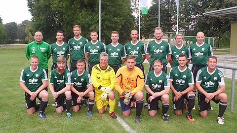 Hintere Reihe v.L.: Marco Weiß (Trainer), Björn Wichmann, Christian Schröter, Philipp Heß, Jens Krüger, Jens Reimann, Felix Unbescheidt, Stephan Göres

Vordere Reihe v.L.: Martin Ochsenfahrt, Tim Samer, Alexander Felsinger, Roland Daller, Enrico Gottschall, Martin Wollenschläger, Gedeon Weiß, Peter Töpfer


Es fehlen.: Arno Tritschel, Sven Symalzek, Jan Fiedler, Tim Böhme, Martin Hering, Justin Nitschke, Martin Wagner, Maximilian Koch, Pascal Krasser