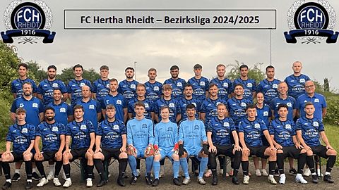 Oben v.l.n.r.: Daniel Constantino-Torradinhas, Omar Saleh, Noah Meyer, Lion Horväth, Selim Taskin, Elis Zulfic, Niklas Meyer, Timo Stobbe, Tim Rothe, Parsa Kivani, Turki Parda, Erik Hausen.
Mitte v.l.n.r.: Cheftrainer André Pieperiet, Co-Trainer Benedict Habroune, TW-Trainer Dino Brostko, Athletiktrainer Daniel Leif, Ben Grande, Jakub Juchacz, Göktan Maru, Marco Abels, Gerrit Vos, Betreuerin Katharina Schneider, Sportlicher Leiter Andreas Heuchtkötter, Abteilungsleiter Michael Hoffmann.
Unten v.l.n.r.: Lars Krahe, Omed Saeed, Leon Pagels, Stefan Bach, Christian Flohr, Arne David, Frederik Zitzelsberger, Tilo Bruns, Anas Berhausen, Gabriel Morais Hardt, Marc Wiewiora.