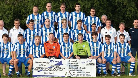 Hinten v.l.: Rohm (Trainer), A. Lenz, Frisch, Friedrich, Candurmaz, G. Haas (Torwarttrainer).
Mitte v.l.: Ihrig (2. Vors.), M. Grimm (1. Vors.), D. Schmitt, Throm, Ph. Grimm, Schwinn, Michel (Co-Trainer), Wendler (SpA), Grebhardt (Vors. Förderverein), B. Ebert (SpAV).
Vorne v.l.: J. Schmitt, M. Schmitt, Schmidtchen, D. Haas, Steck, M. Lenz, Wesch, Herhuth, D‘Andrilli.     Foto: Weindl