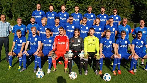 Hinten v.l.:

Michael Sommer, Santiago Fischer, Manuel Gleichauf, Patrick Buderer, Nico Beck, Colin Kanwischer, Björn Bauer

Mitte v.l.:

Michael Wunderlich (1. Vorsitzender), Michael Böcherer (Betreuer), Tobias Leimenstoll (Betreuer), Philipp Hensle, Alessio Ernst, Markus Strack, Marvin Weik, Wadim Dell, Robert Kerek, Hans Sexauer (Trainer), Axel Siefert (Trainer)

Vorne v.l.:

Jan Bories, Florian Metzinger, Leandro Einecker, Tobias Bühler, Rafael Rammo, Andreas Stengel, Eric Schwarz, Jonas Pies, Dominik Melcher

Es fehlen Philipp Büchner und Andreas Futterer